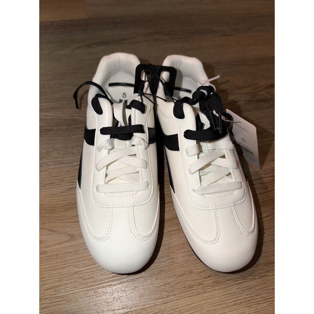 Boy sneakers size 5
